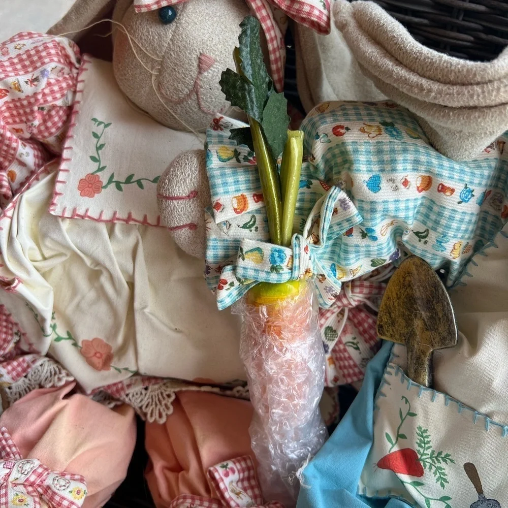 VINTAGE 90’s GARDENING RABBIT HOME DECOR
